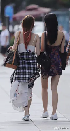 时尚街拍：三里屯的姑娘不仅长得美，穿搭也一路吸睛！-炫美摄影