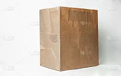 吃完饭后把纸板箱清空。垃圾处理和隔离的概念。
