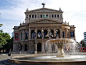 法兰克福老歌剧院（Alte Oper）是法兰克福最著名的建筑之一，是法国巴黎歌剧院的复制品。该歌剧院经过长达7年的建设，于1880年10月20日正式落成。不过可惜的是，在第二次世界大战期间，歌剧院遭受到了极为严重的破坏，经过战后重建，于1981年8月28日重新对外开放，歌剧院也再度成为法兰克福市民文化生活的重要组成部分。