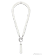 #美学v动态# 【设计分享】Boucheron 推出「Plume de Paon」高级珠宝的新一季作品，依然以柔软轻盈的孔雀羽毛为灵感，设计师运用玫瑰金、白金塑造出立体弯曲的羽毛造型，镶嵌1颗玫瑰式切割钻石作为羽眼，纤细的羽枝由小圆钻铺排而成，如同轻柔贴覆于肌肤。 ​​​​