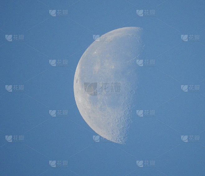 清晨天空中渐亏的凸月