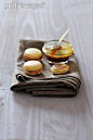 饼干,焦糖,曲奇,食品,杏仁小圆饼_gic7540380_Macaroons with caramel sauce_创意图片_Getty Images China