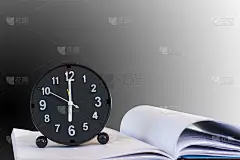 记事本与时钟在木板的背景。使用壁纸教育，商业照片。注意书籍的纸张和概念、对象或拷贝空间。