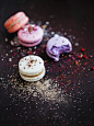 食品,桌子,甜食,糖果,曲奇_566549137_Macaroons on wooden table_创意图片_Getty Images China