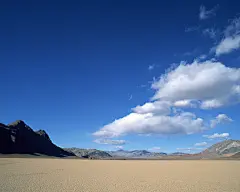 沙漠荒丘龟裂地面背景