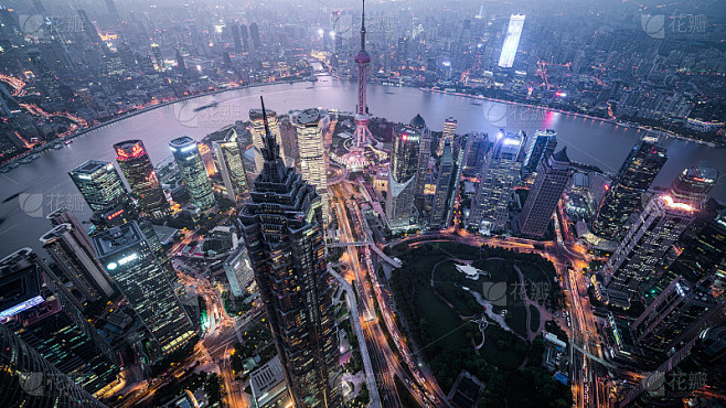 夕阳下的上海天际线和城市景观