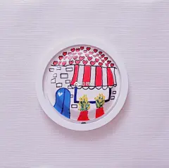 【手绘纸盘画】你说你好想带我回去你的家乡，绿瓦红砖，柳树和青苔
#绘画# #艺术范# K慢慢喜欢你
投稿@魏sq ​​​​