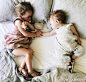 生活在华盛顿的妈妈Jas用照片记录两个宝宝Quinn和Theo的有爱日常，姐弟俩的互动超暖超治愈，软萌软萌的睡姿圈粉无数~还有弟弟圆鼓鼓的小肚皮，实在太可爱啦！#儿童摄影# ​​​​