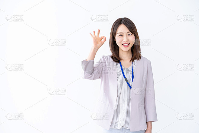 一个年轻的女商人给了OK的标志