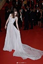当地时间5月19日，Lily Collins 白色仙裙 出席第70届戛纳电影节..[舔屏] ​