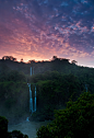 伊瓜苏瀑布的早晨。伊瓜苏大瀑布是世界上最宽的瀑布，位于阿根廷与巴西边界上伊瓜苏河与巴拉那河合流点上游23公里处，为马蹄形瀑布，高82米，宽4公里。