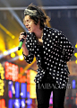 英国单向组合 (One Direction) 主唱哈里·斯泰尔斯 (Harry Styles) 身着Sandro 2014春夏系列白色波点黑衬衫参与在爱尔兰都柏林的音乐会演出