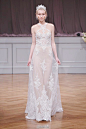 Alon Livné White Bridal Fall 2017｜
细腻的手工缝制珠片，繁复的细节。梦幻又典雅的感觉，超有气质~