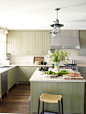 #厨房设计# 钟爱烹饪的同时喜欢园艺，这款灰绿色绝对能够满足你对厨房配色的所有想象。将这种常用语花房中的色彩移植到厨房取得了意外的好结果。灰绿色不像灰色那么沉重，在自然光的影响下，让厨房中的餐具和大理石流理台更加柔软。