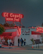 城市霓虹夜

巴黎摄影师 Frank Bohbot 拍摄洛杉矶的照片，他的关注点多种多样，但他在夜间拍摄的照片具有一种永恒的风格，可以将这座城市的历史追溯至现在的任何地方。街角的洗车店、电影院、酒吧和热狗的窝棚，这些建筑的招牌吸引了 Bohbot 的注意，每一个似乎都因其怀旧的魅力而被选中。 ​​​​