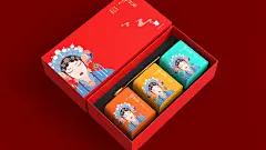 晓旦茶标志及包装设计 | 插画 中式 国潮

------

晓：清晨破晓

旦：旦角，旭日初升

茶：铁观音，大红袍，碧螺春


铁观音→乌龙茶，以茶叶泡开后绿叶红边为最佳，茶汤显黄白色，很干净清澈，茶性清凉，非常适合干燥高温的时候饮用。


大红袍→乌龙茶，俗称岩茶，茶叶泡开后，叶片七红三绿为最佳。茶汤近橙红，看泡的时间长久决定。因为碳培的原因，茶性较烈，适合冬日饮用，绿蚁新醅酒，红泥小火炉，很适合大红袍。传授小秘诀，大红袍+肉桂+正山小种，茶汤很红，我爱称它为将军血。


碧螺春→绿茶，未发酵的茶叶