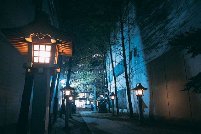 杂居大楼之间新宿花园神社入口的照片素材-...