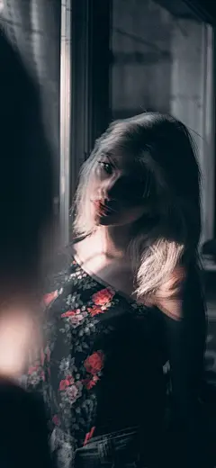 [2436×1125]欧美美女 写真 露肩 性感 苹果手机美女壁纸图片