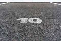 十号在马路上涂了白色的油漆用来停车