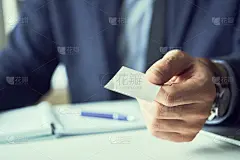 男交服给客人空白名片特写。白领合伙人交换公司名称，高管或首席执行官在会议上介绍，产品顾问，销售人员概