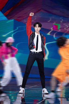 王一博超话 · #王一博青春恰时来舞台#
青年演员@UNIQ-王一博 亮相《花好月圆元宵夜》中央广播电视总台2021年#元宵晚会#，演绎“十四五”青春赞歌《青春恰时来》。歌声搭载新时代蓝图憧憬，筑梦拼搏绘制锦绣新时代。元宵节快乐，祝愿国富民强月圆家安！#王一博加盟央视元宵晚会# ​​​​