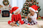 可爱的小孩和玩具在房间里装饰圣诞节图片素材_ID:428789496