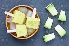 灰色石板上自制的甜瓜冰棒，俯视图