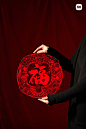 新起点、启新程——2025小米新春礼盒来了！
岁启澎湃年，新春礼盒伴祝福而来！
专属周历，开启每一天的好心情；
精美灯笼，满怀憧憬，照亮新程；
小爱AI春联、“福”字、窗花、红包，新年元素齐聚礼盒，
祝你新年新气象，一路开门红！
转发随机抽送一个～ ​​​