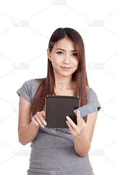 年轻的亚洲女人，拿着空白卡片和平板电脑
