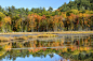 秋天的树叶和反射在普利茅斯，新罕布什尔州。