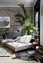 Une chambre bohème à l'esprit loft Boho et Jungle - La touche d'Agathe - eclectic plant green hanging Bohemians Tropical bohème garland indoor greenery Boho vintage leaves palm botanical deco living room bedroom decoration intérieure: 