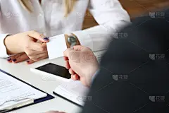 女手在套装中打出空白名片