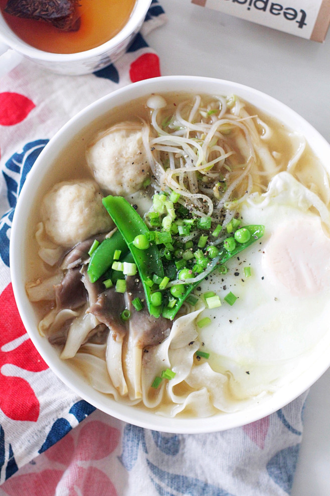 煮刀削面包心鱼丸荷包蛋菌菇豌豆旺旺肠