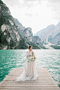A breathtaking elopement shoot at Lake Braies in the Dolomites | Italy Elopement : Inspired by the breathtaking scenery of Lake Braies nested in between the dramatic mountain peaks of the Italian Dolomites, this dreamy editorial planned by Swiss wedding p