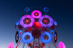 夜晚化身迷幻炫目的光图案
