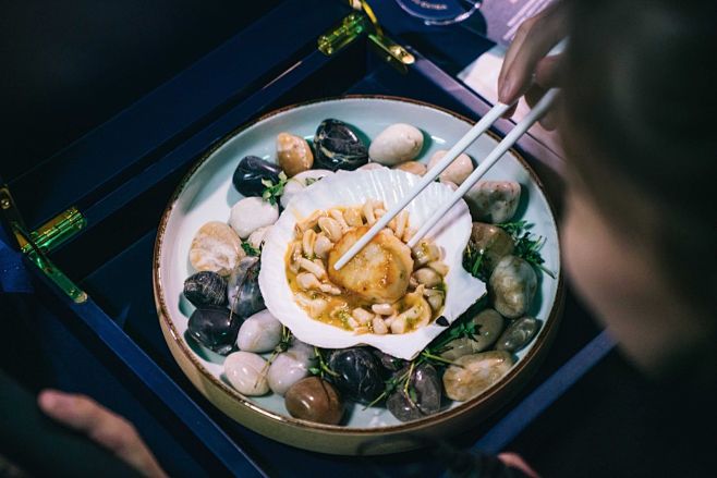 携手八位名厨，马爹利呈现“好奇餐厅”概念...