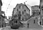 葡萄牙的里斯本，一条狭窄的街道和有轨电车。 摄影：W. Robert Moore，国家地理