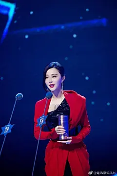 范冰冰红色长裙秀美腿，一袭假两件红色长裙内衬黑色亮片裙霸气十足，不过还真就离不了防水台了 ​​​​