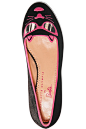 Charlotte Olympia - x Barbie® Kitty 刺绣天鹅绒便鞋 : Charlotte Olympia x Barbie® 合作系列
 鞋跟高约 1.5 厘米
 黑色天鹅绒，粉色漆皮
 套穿款
 意大利制造