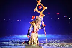 美女玩家雪地COS：还原牧师T1套装与祈福经典搭配 - 魔兽世界