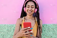 波西米亚非洲女孩听播放列表音乐在手机上应用程序-关注脸