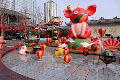 84家mall，超300张美图，2019商场春节美陈大PK_装置 : 本次广州太古汇新春系列活动，主角是闻名于世的广彩，商场各处设置了锦彩丰年、千金品茗、花映彩雀、福娃贺岁四个主题的新年装置。 成都远洋太古里携手芬兰插画艺术家Janine Rewell打造了大型艺术装…