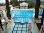 Hearst Castle 赫斯特城堡（1919-57）
赫斯特城堡是由报业大亨威廉·蓝道夫·赫斯特在加利福尼亚州San Simeon附近滨海的一座小山上建立，位于洛杉矶和旧金山之间。该城堡于1919年开始规划建设，在赫斯特去世后的1957年建成完工，今天已经成为当地独特的地标型建筑群。