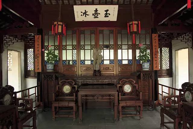 古代大户人家的客厅，中堂必不可少！_厅堂 : 板壁前：放长条案，条案前是一张四仙或八仙方桌，左右两边配扶手椅或太师椅，以右主、左宾或左上右下为 ...