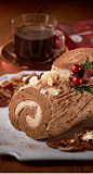 Buche de Noel
ブッシュ ド ノエル


通常のロールケーキのレシピをベースに、生地とクリーム、それぞれに、スターバックス　ヴィア®　クリスマス ブレンド 2袋を、お湯または温かいミルク大さじ1杯で溶かしたものを加えて混ぜます。
生地にはさらに、シナモンパウダーを小さじ1杯を加えると、よりクリスマス ブレンドの味わいが引き立ちます。

生地とクリーム、両方にスターバックス ヴィア® クリスマス ブレンドを加えてちょっと大人な味わいで。

クリスマス ブレンドのコーヒーと一緒に召し上がると、より