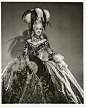 1938年《绝代艳后》，Norma Shearer饰演Marie Antoinette。这一版的服装和配饰都极尽精美，展示了洛可可时代的宫廷奢华。在线地址L【传记】绝代艳后Marie.Antoinette.【1938】...