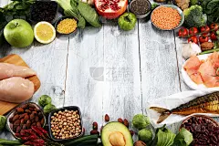 健康的食物，干净的饮食选择。水果，蔬菜，种子，超级食品，谷物，叶蔬菜在乡村背景