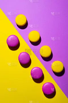 彩色背景上的杏仁饼干甜点。副本的空间。前视图。