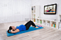 孕妇躺在运动垫上锻炼身体