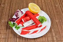 蟹肉条，柠檬和青菜放在桌垫上